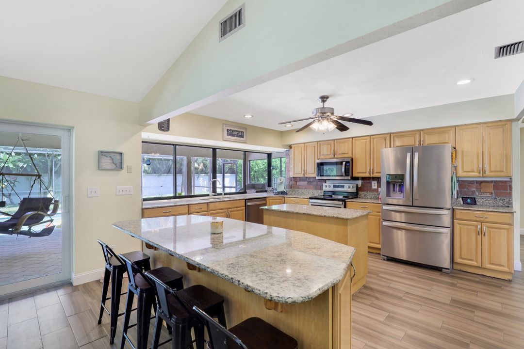 10430 Windsor Way, Naples, FL 34109