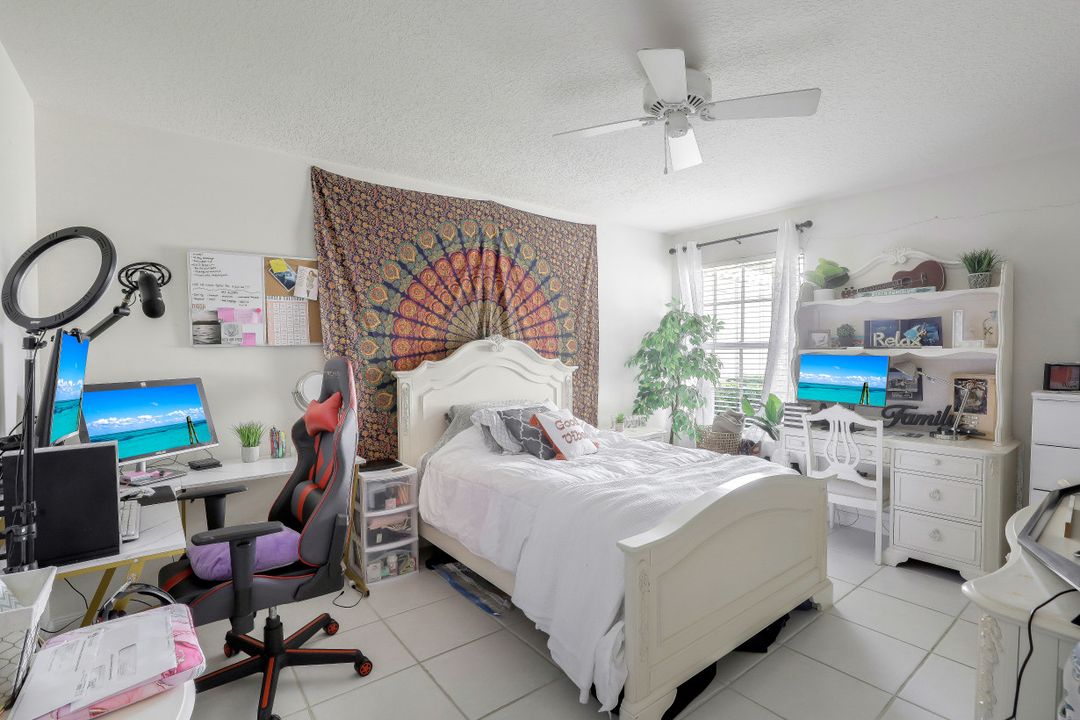 4280 Redonda Ln, Naples, FL 34119