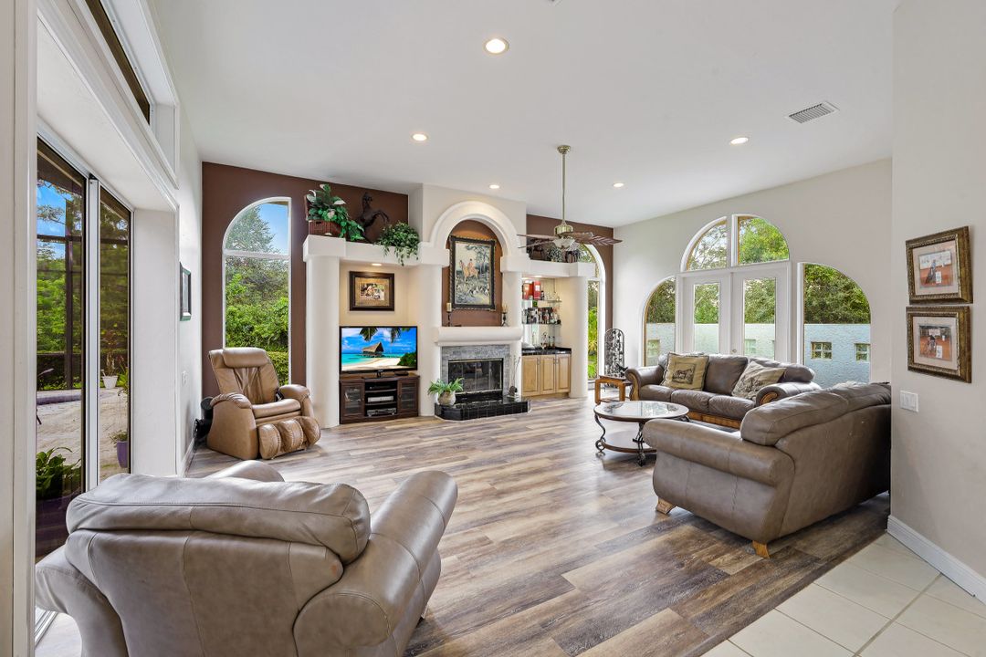 6881 Bottlebrush Ln, Naples, FL 34109