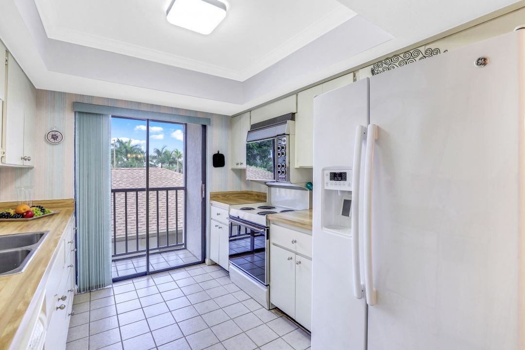 560 Retreat Dr #201, Naples, FL 34110