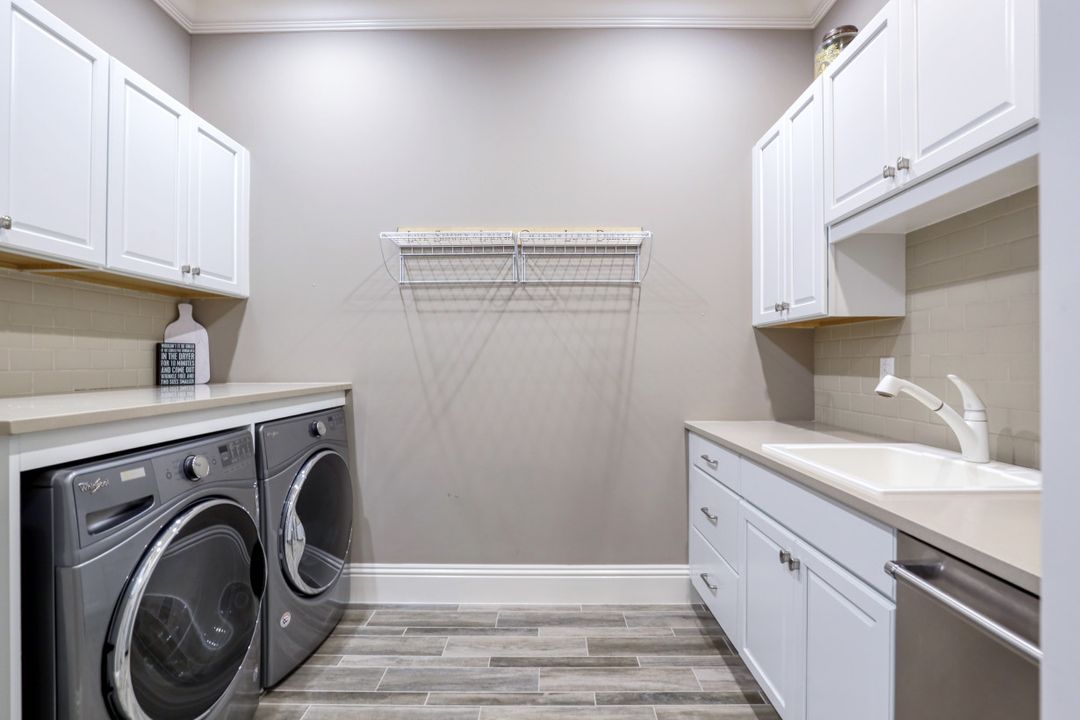 9067 Breakwater Dr, Naples, FL 34120