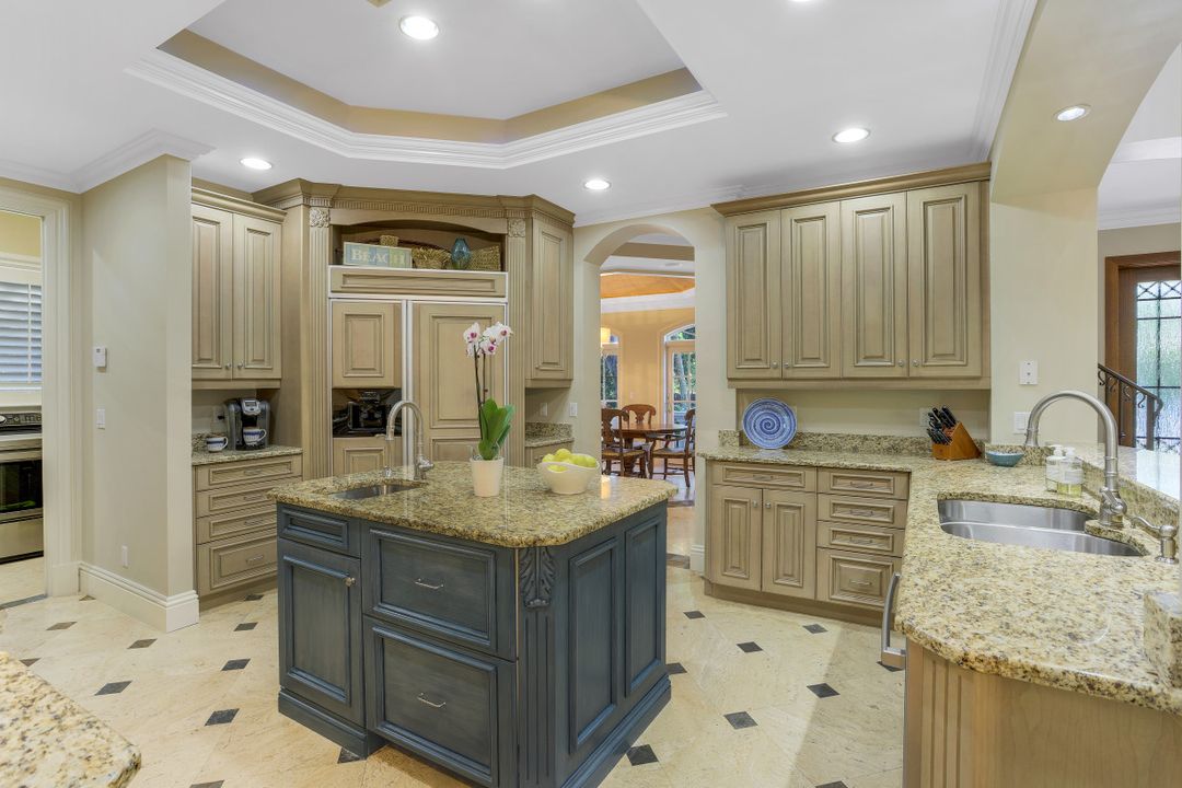 33 3rd St S, Naples, FL 34102