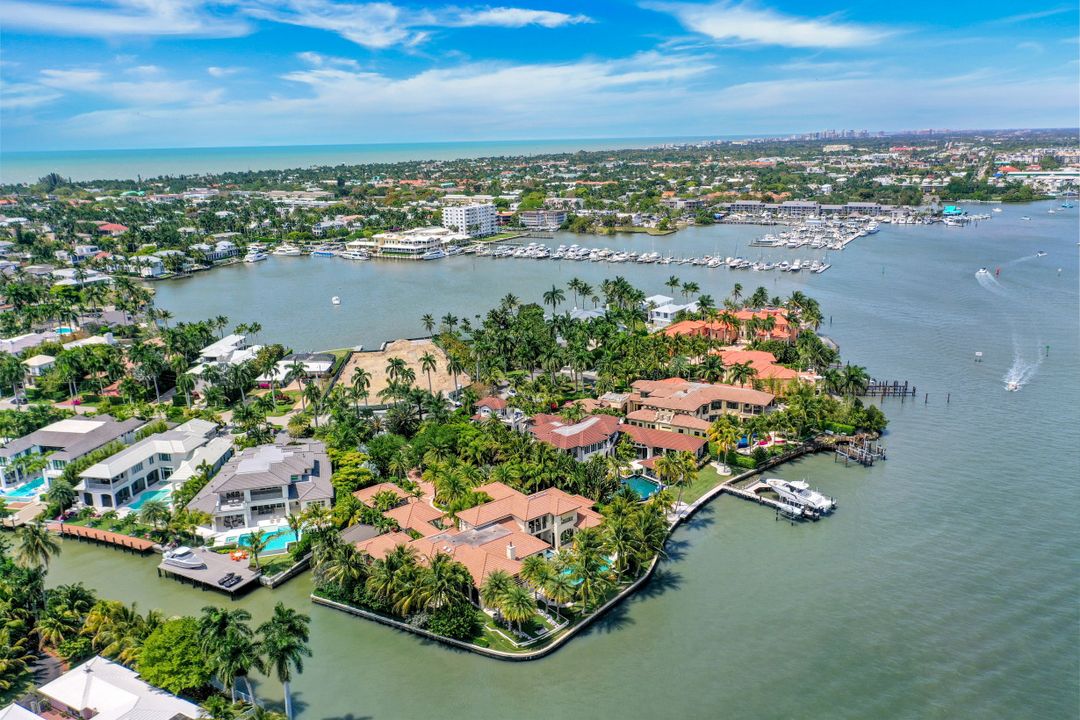 970 Aqua Cir, Naples, FL 34102