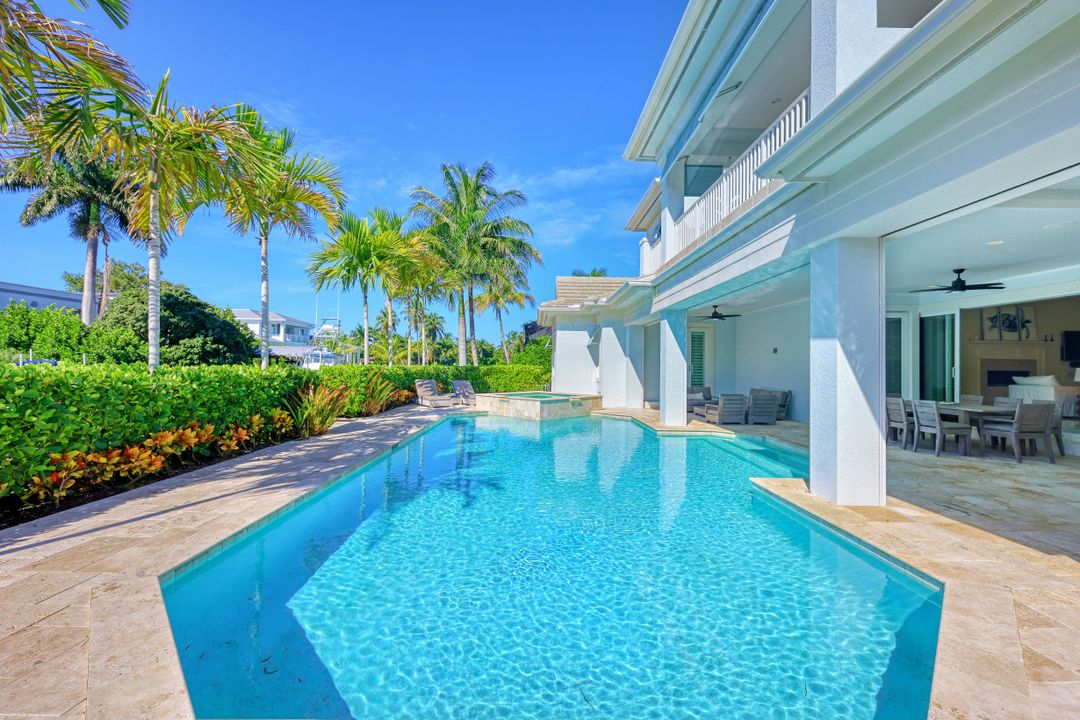 580 15th Ave S, Naples, FL 34102