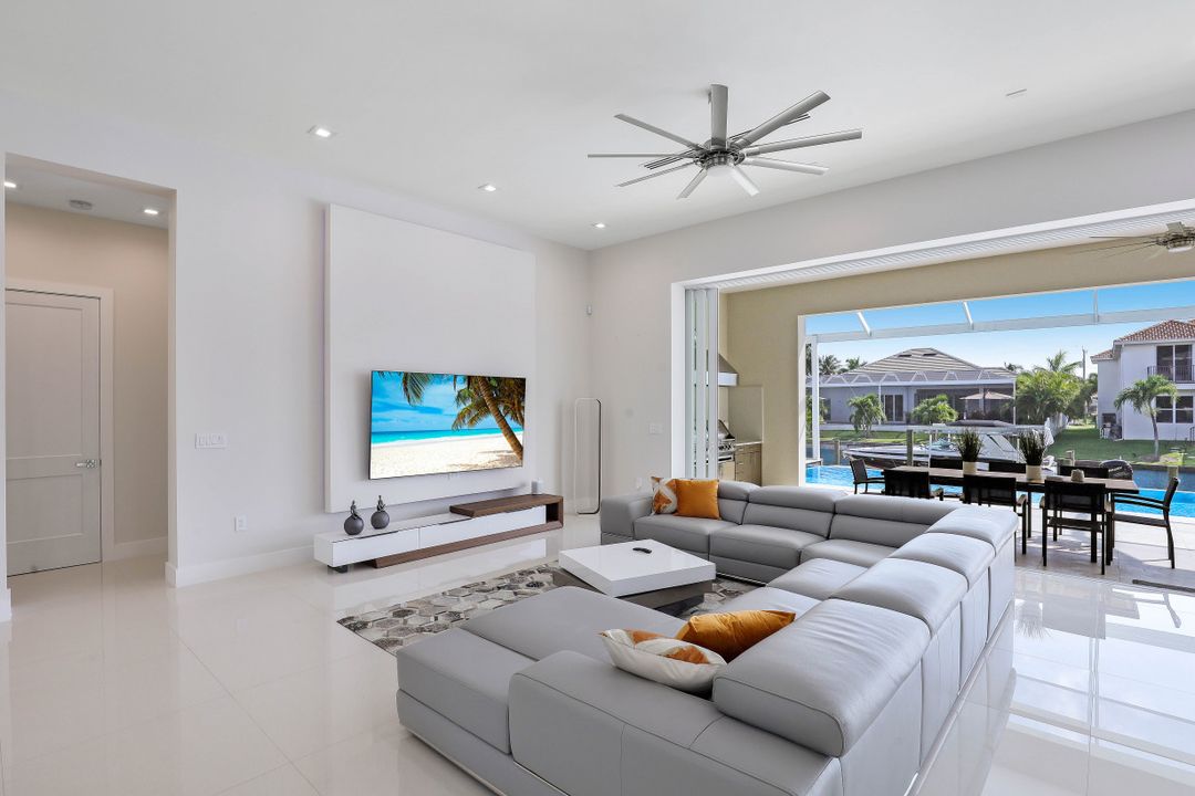 5232 Seminole Ct, Cape Coral, FL 33904