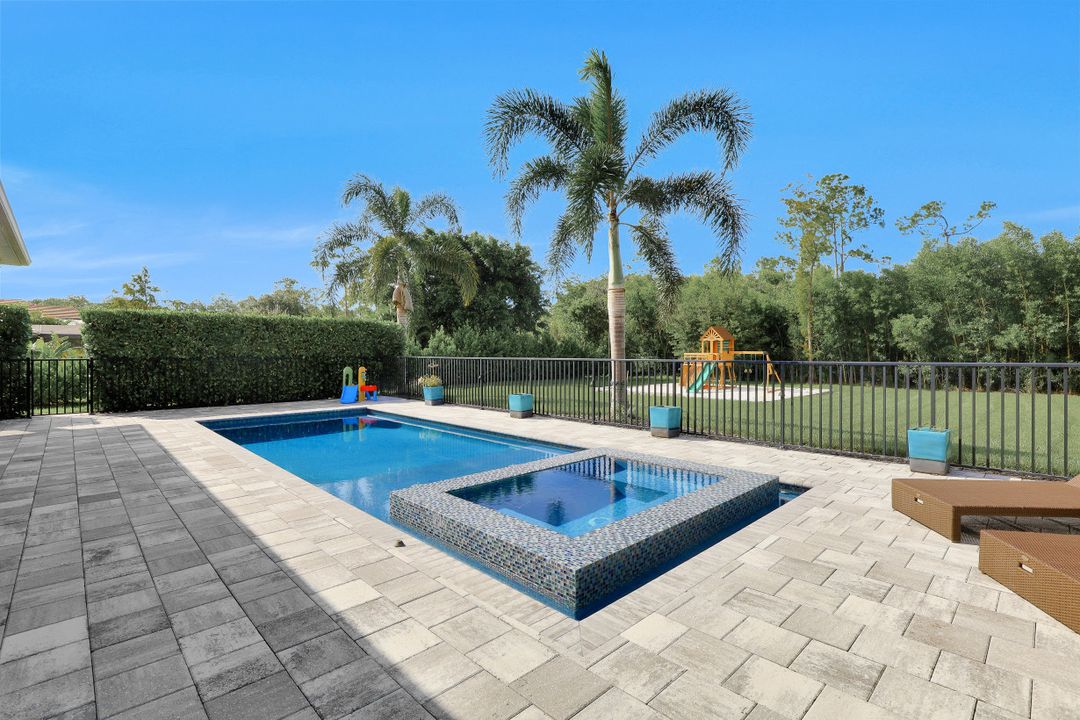 5931 Spanish Oaks Ln, Naples, FL 34119