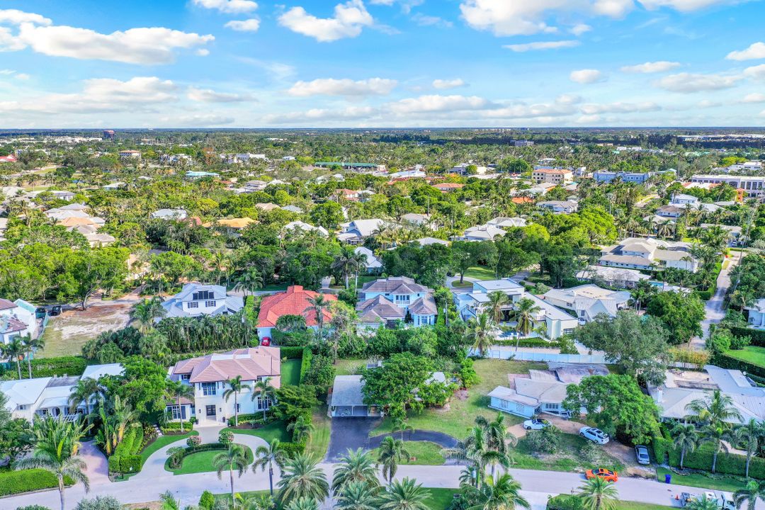 580 Palm Cir E, Naples, FL 34102