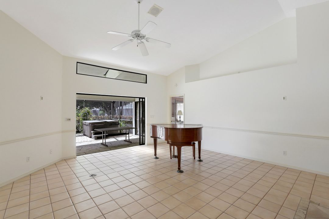 158 St James Way, Naples, FL 34104