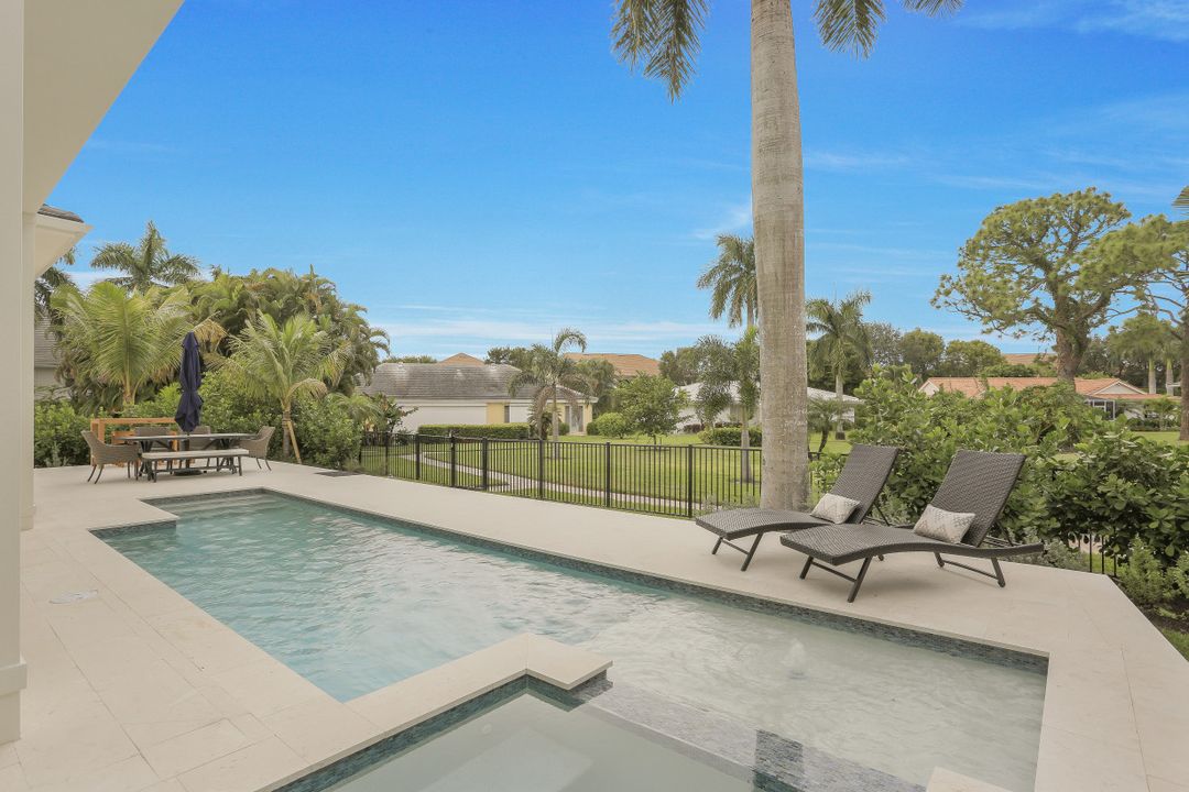 725 Parkview Ln, Naples, FL 34103