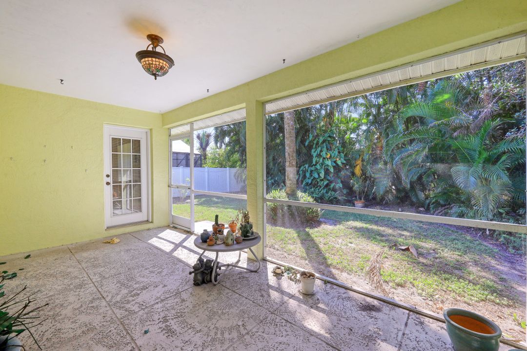 812 102nd Ave N, Naples, FL 34108