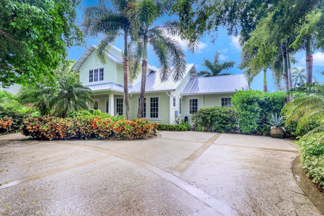 572 7th Ave N, Naples, FL 34102