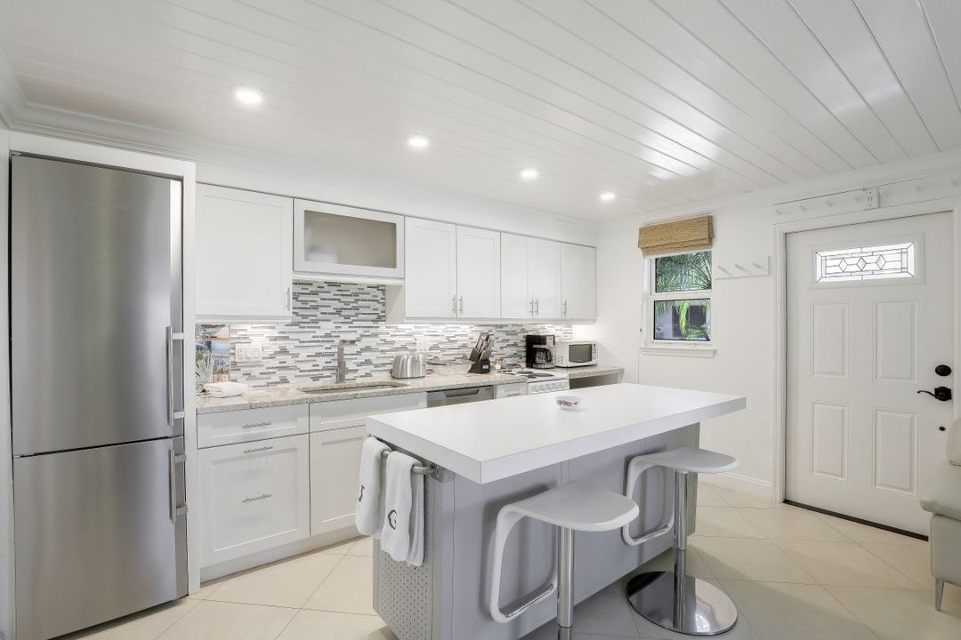 960 7th St S #101, Naples, FL 34102