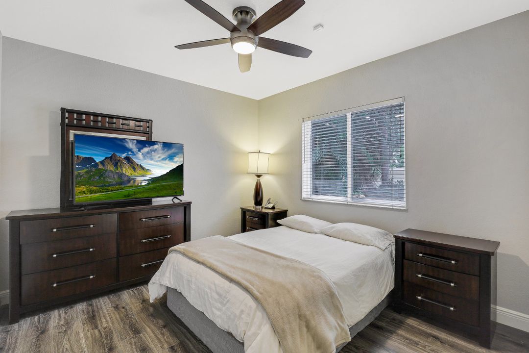 997 Aqua Ln, Fort Myers, FL 33919