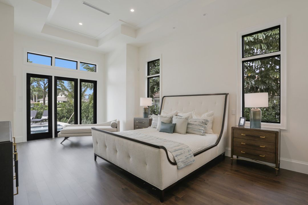 725 Parkview Ln, Naples, FL 34103