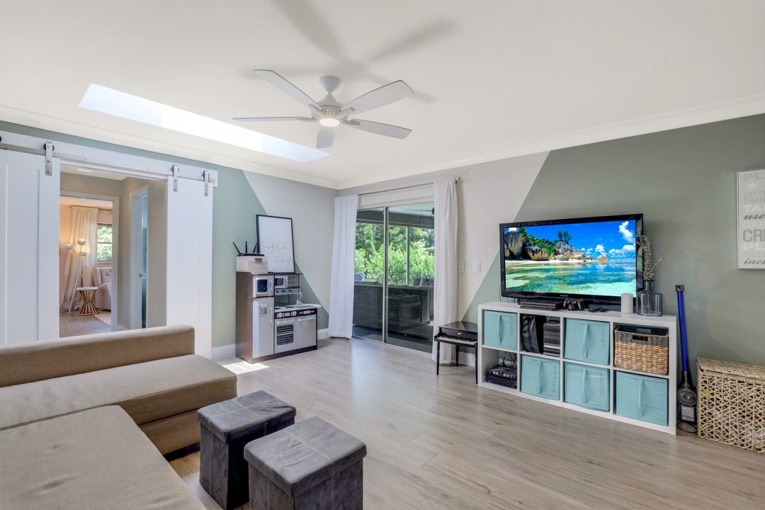 633 Cypress Way E, Naples, FL 34110