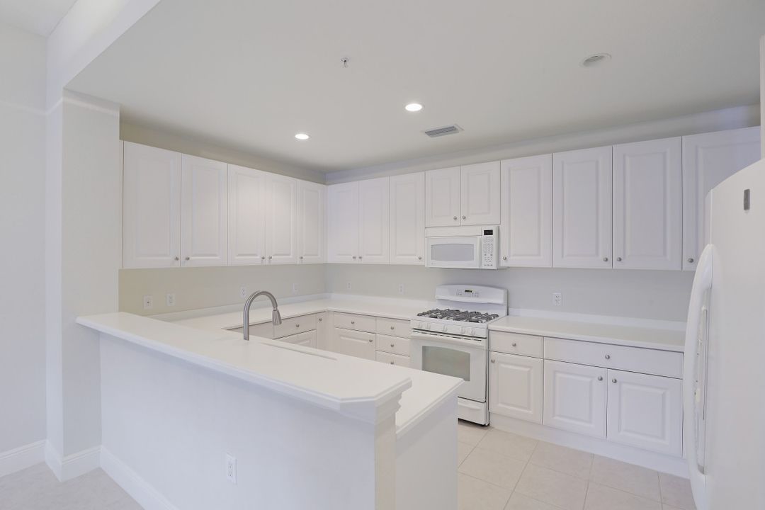 9234 Campanile Cir #102, Naples, FL 34114