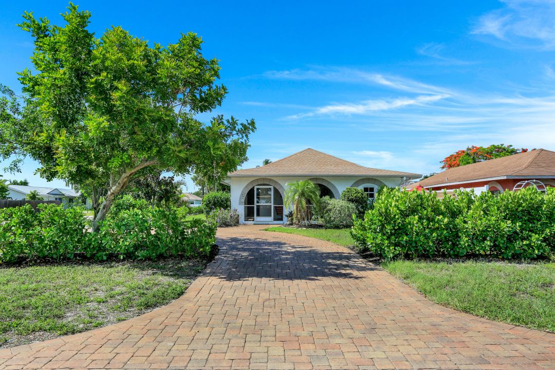 698 99th Ave N, Naples, FL 34108