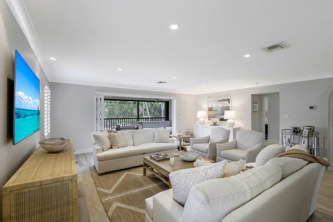 225 5th Ave S #104, Naples, FL 34102