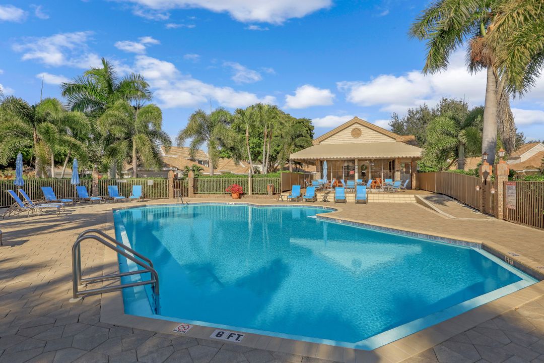 581 Gulf Park Dr, Naples, FL 34108