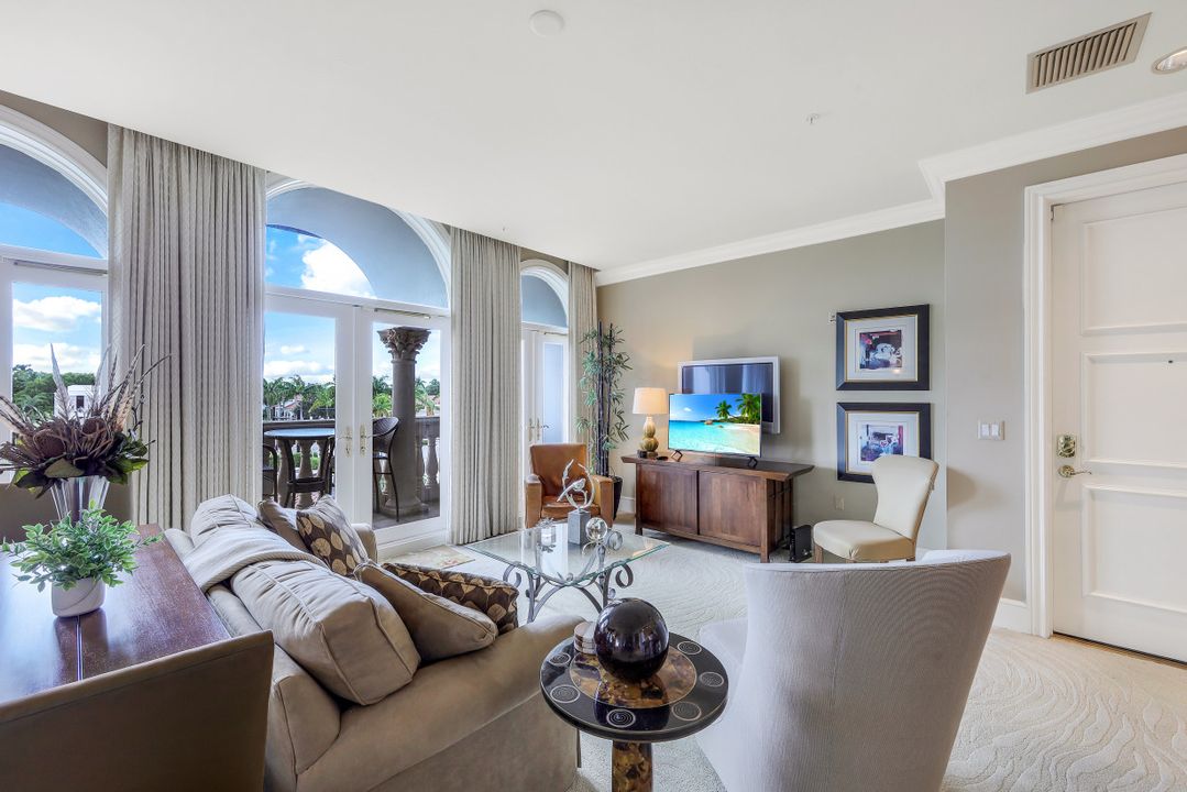 900 5th Ave S #302, Naples, FL 34102