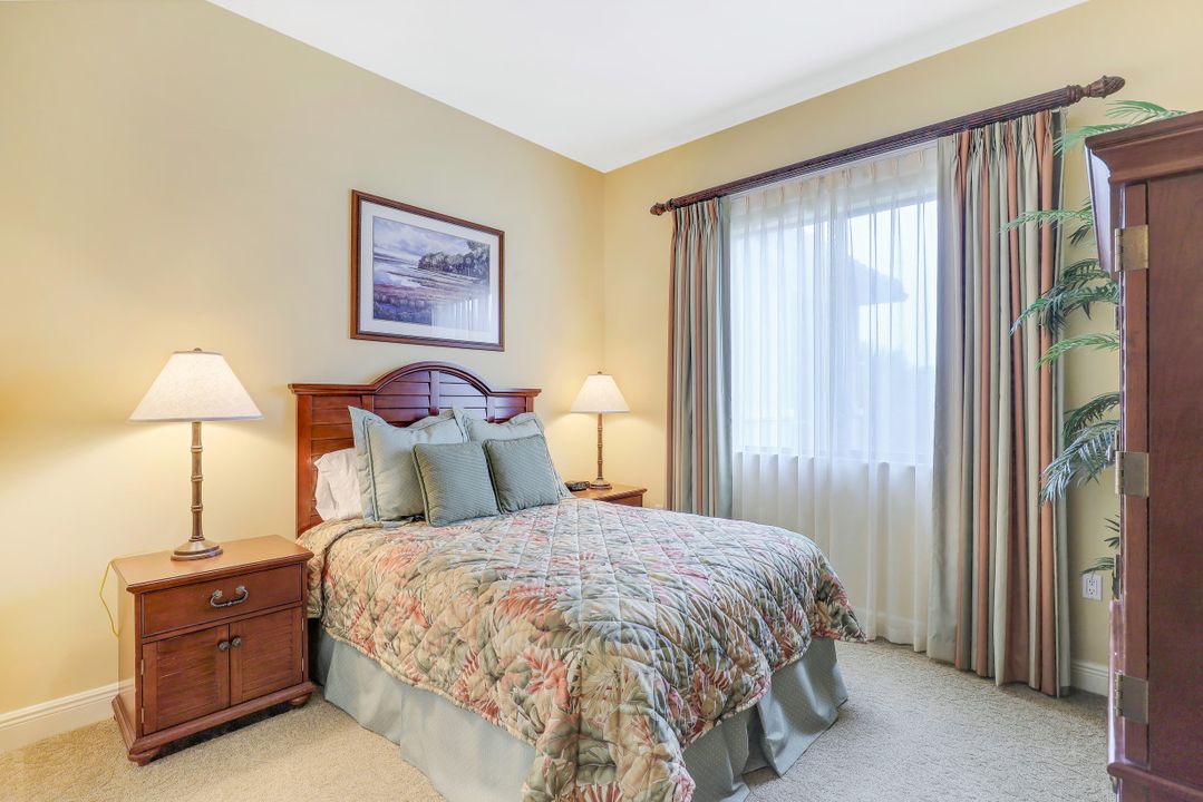 1025 Sandpiper St #E-203, Naples, FL 34102