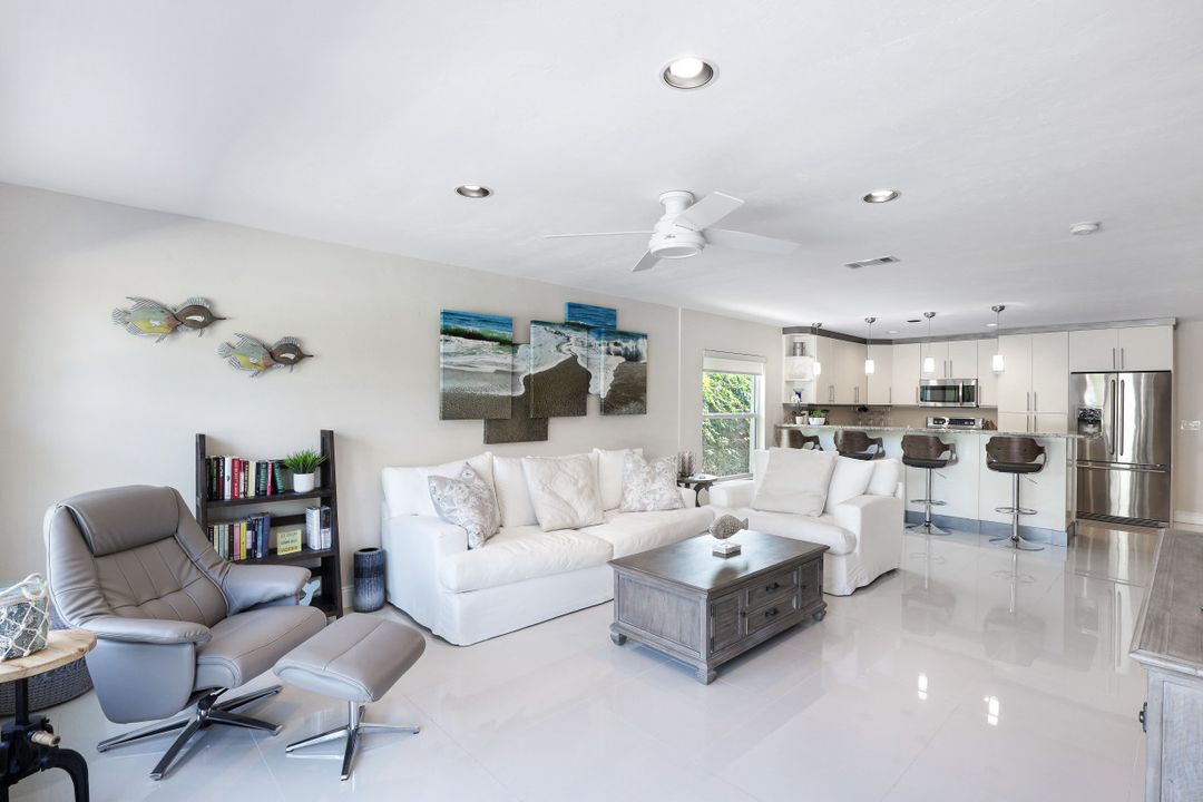 565 98th Ave N, Naples, FL 34108