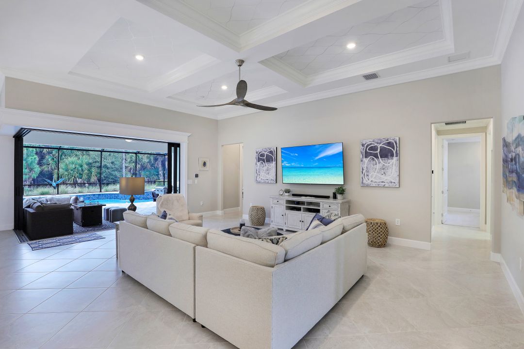 9483 Greyhawk Trl, Naples, FL 34120