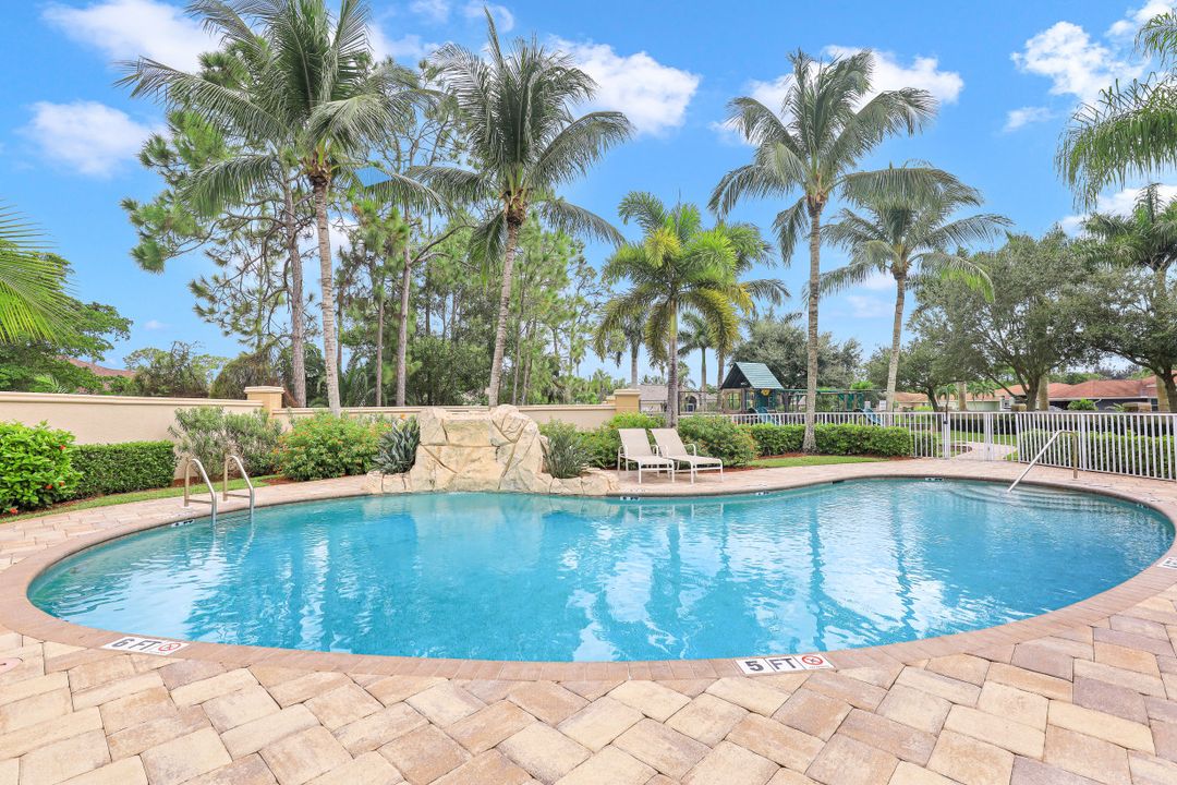 10621 Sir Michaels Pl Dr, Bonita Springs, FL 34135