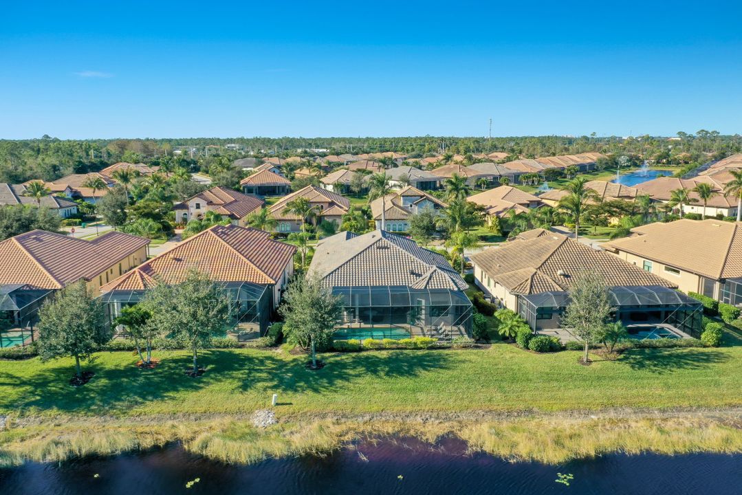7247 Lantana Cir, Naples, FL 34119
