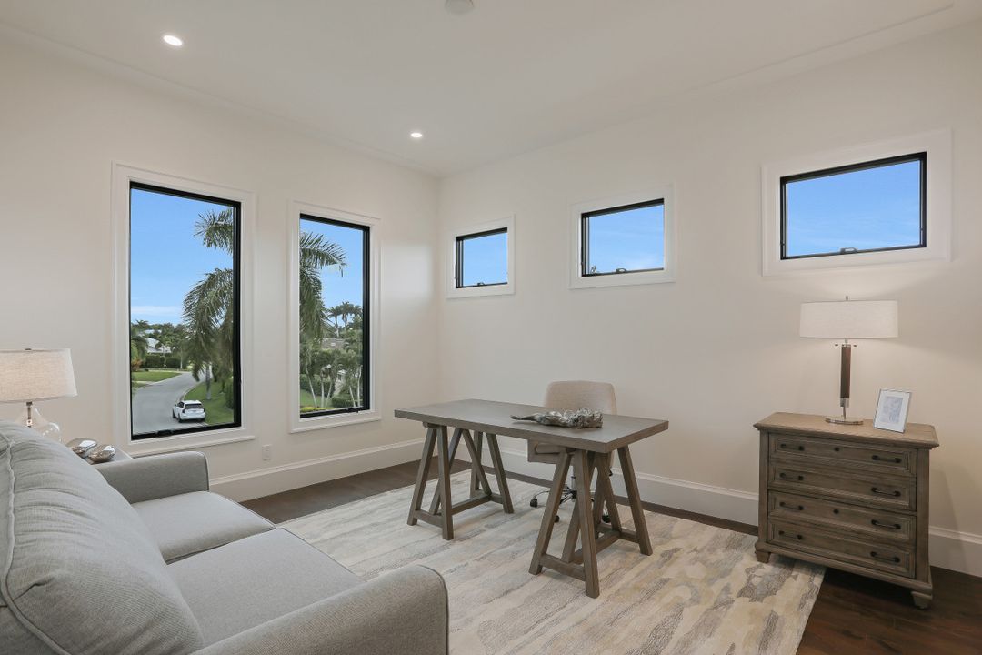 725 Parkview Ln, Naples, FL 34103