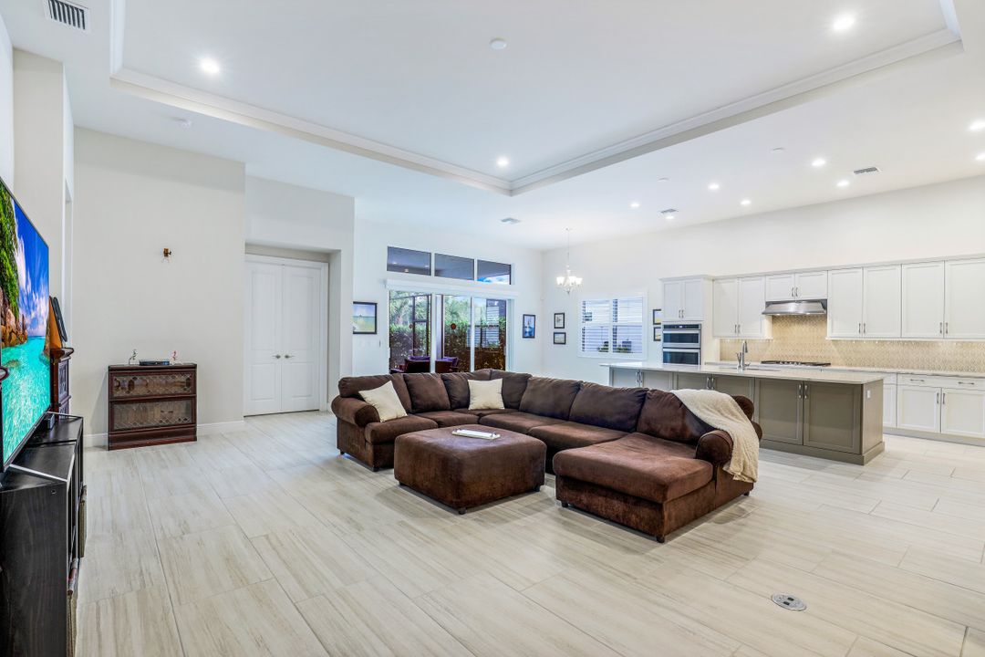 9003 Redonda Dr, Naples, FL 34114