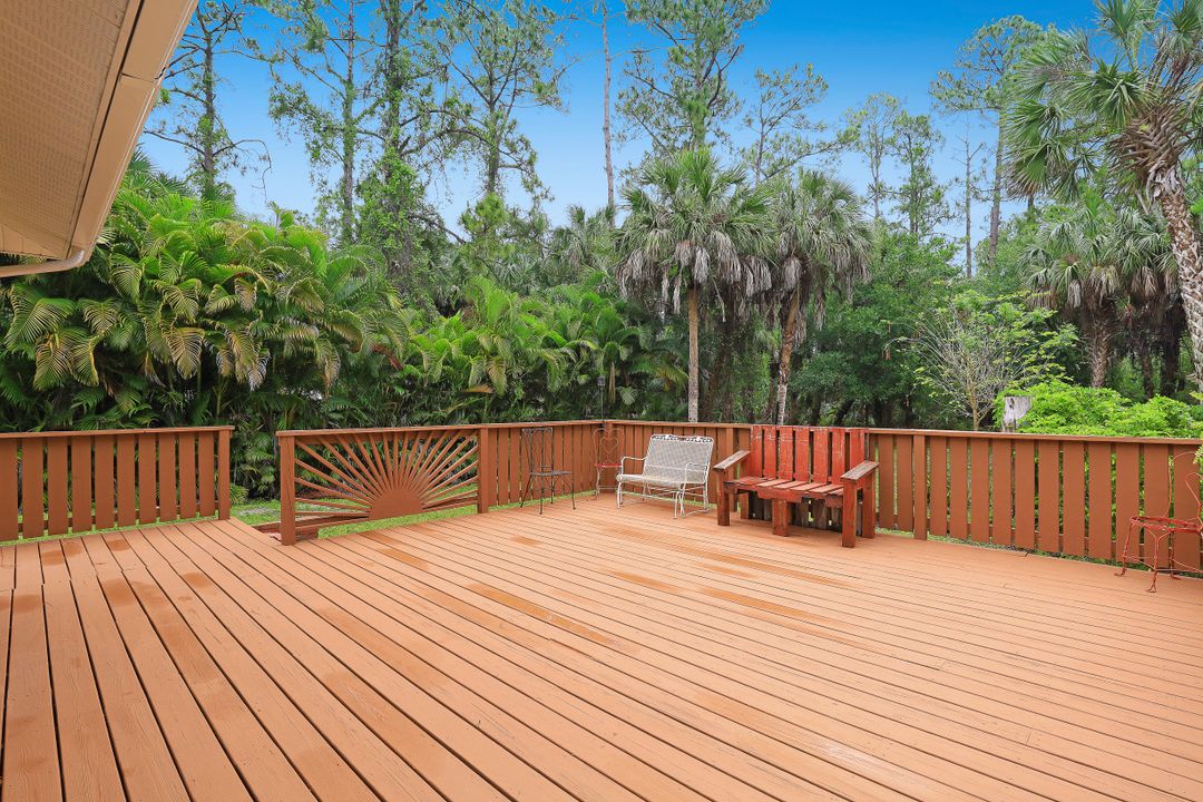 560 4th St NE, Naples, FL 34120