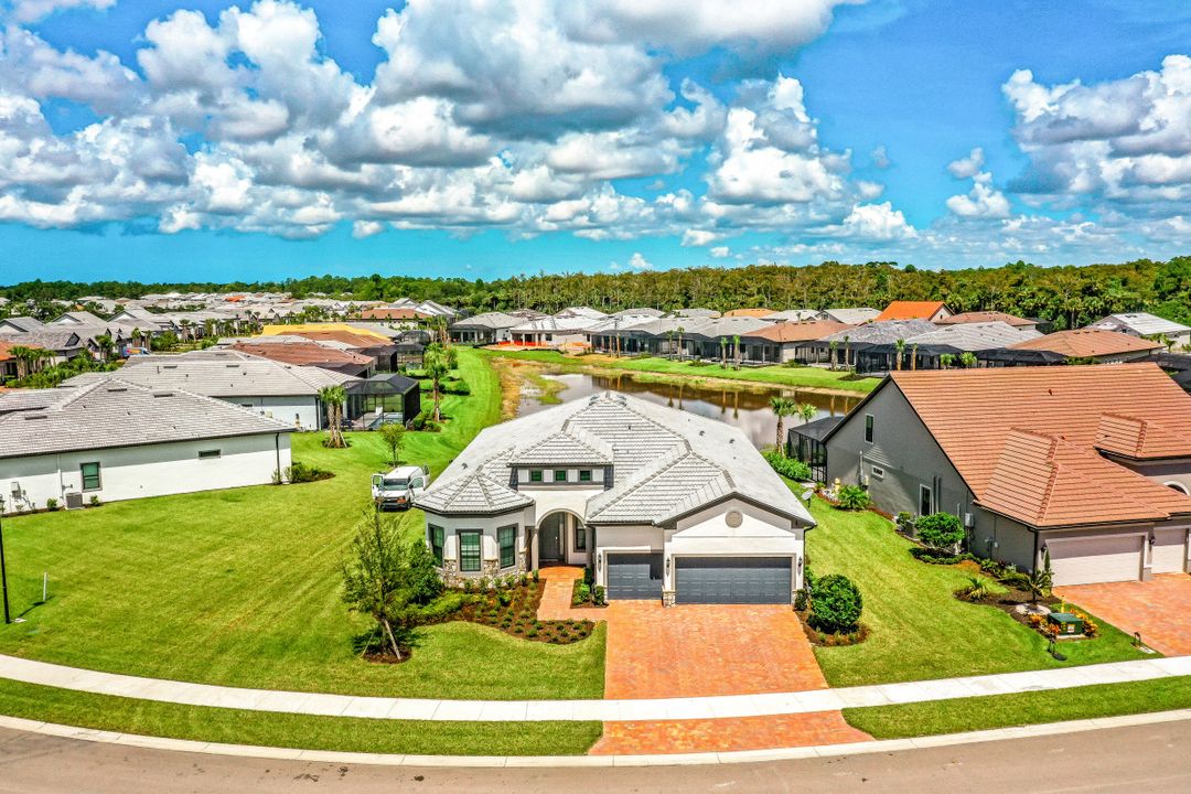 9765 Everglades Dr, Naples, FL 34120