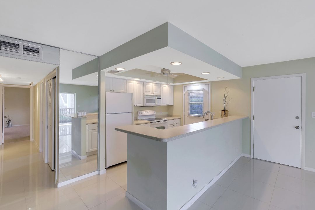 222 Harbour Dr #104, Naples, FL 34103