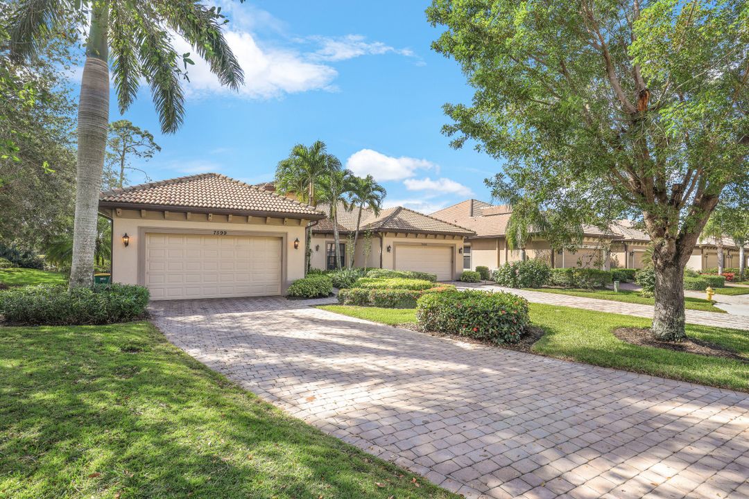 7599 Moorgate Point Way, Naples, FL 34113
