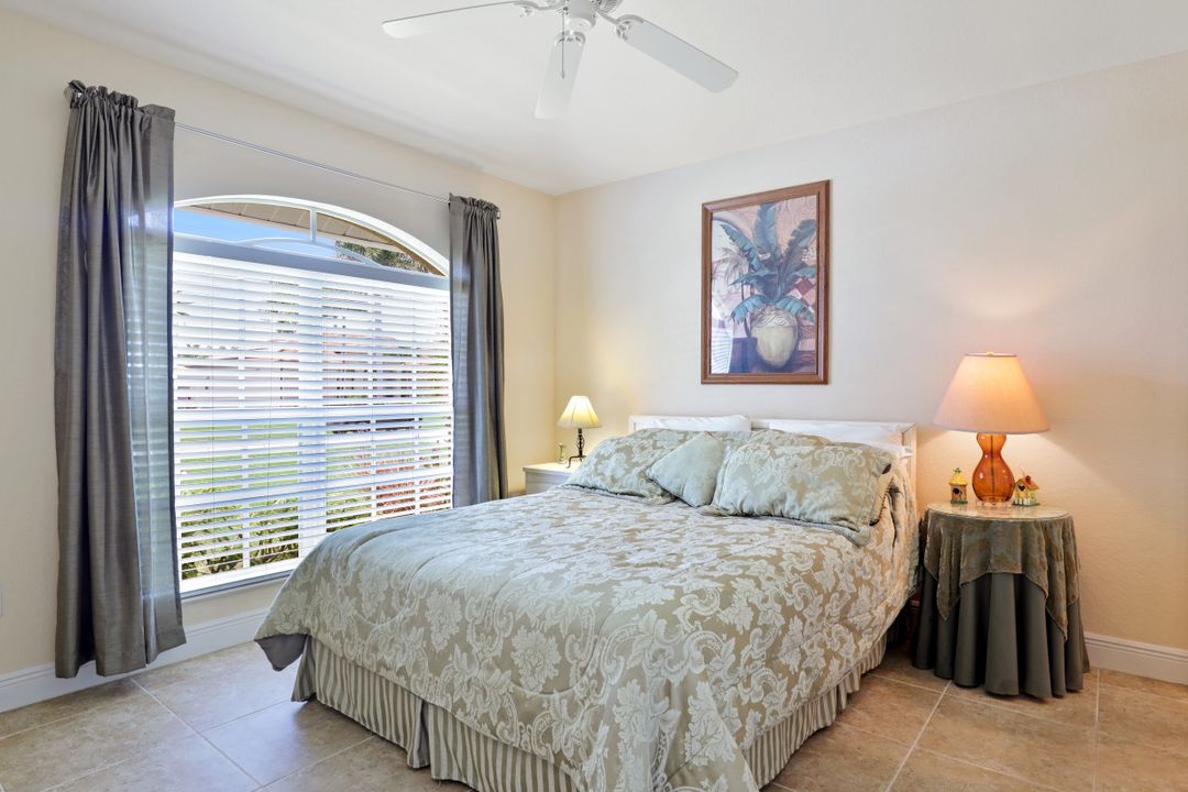 5241 Stratford Ct, Cape Coral, FL 33904