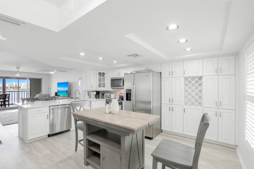 9101 Vanderbilt Dr #203, Naples, FL 34108