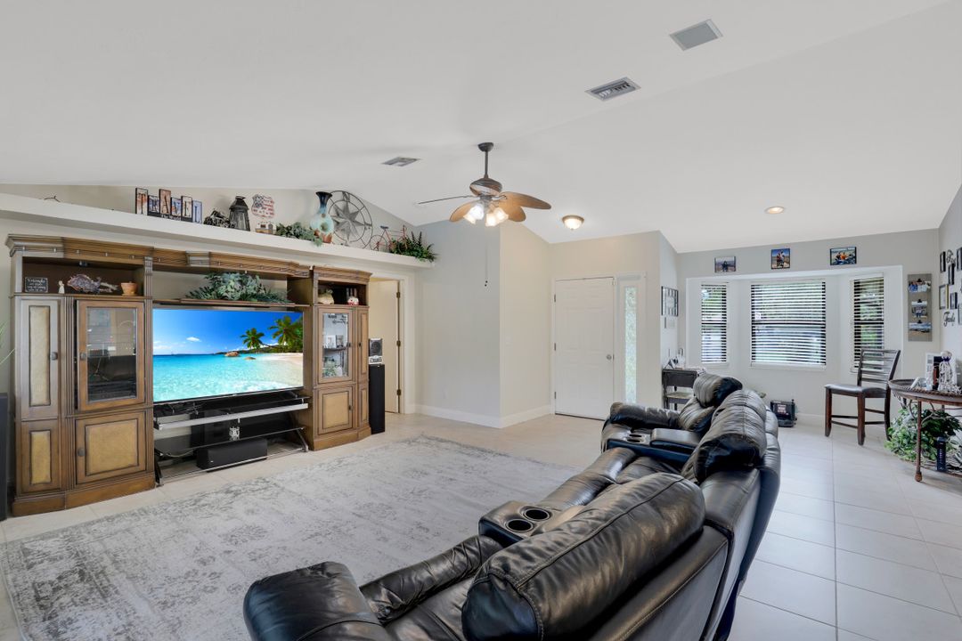 1941 Oakes Blvd, Naples, FL 34119