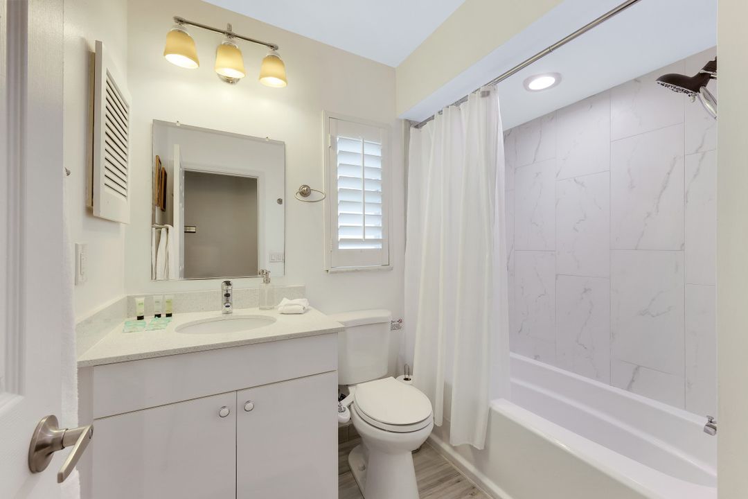 1068 Lake Shore Ct, Naples, FL 34103