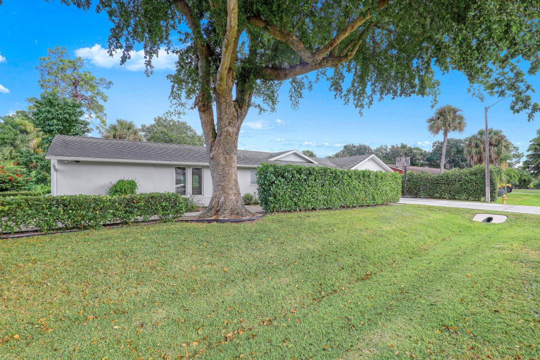 2697 Outrigger Ln, Naples, FL 34104