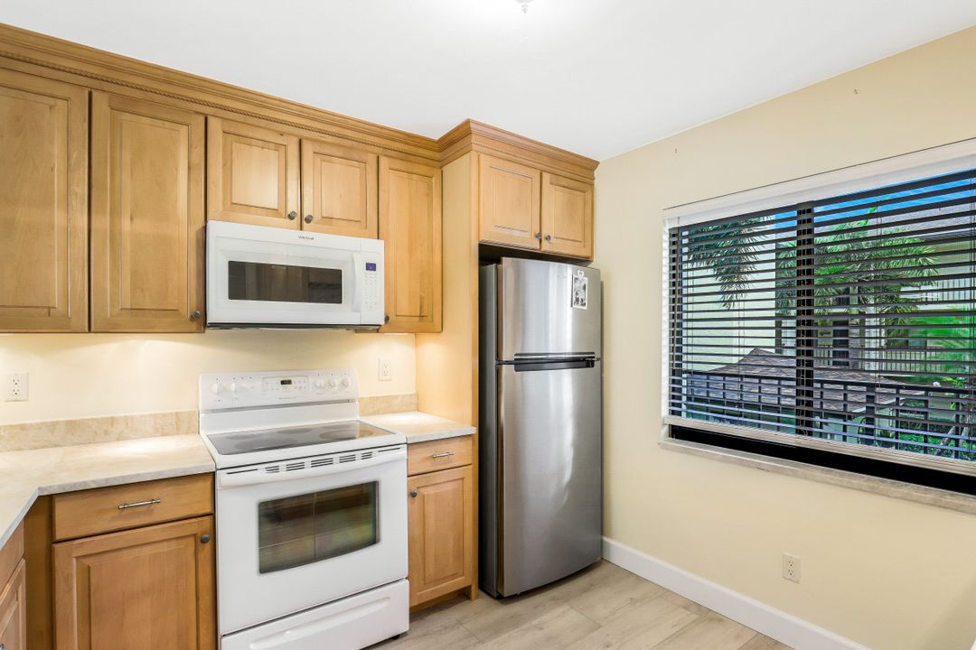 228 Fox Glen Dr APT 3202, Naples, FL 34104