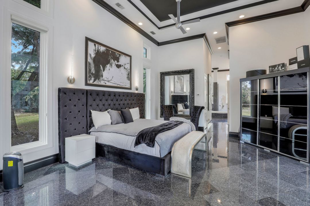 6262 Standing Oaks Ln, Naples, FL 34119