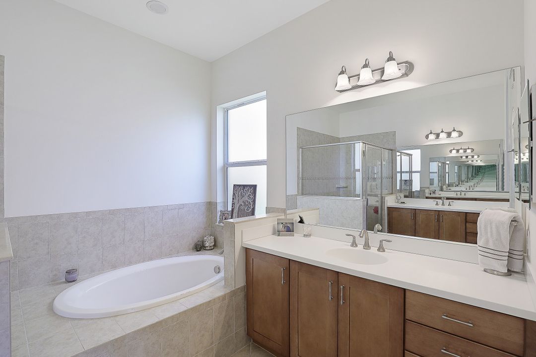 13484 Cambridge Ln, Naples, FL 34109