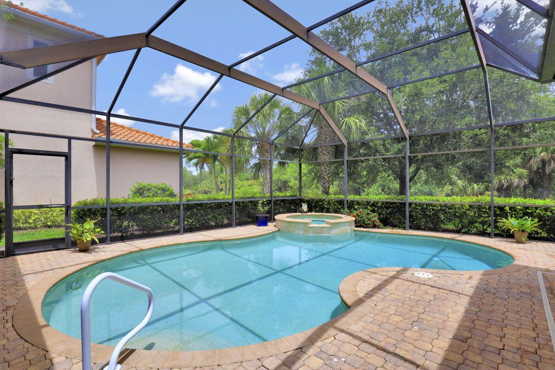 467 Saddlebrook Ln, Naples, FL 34110