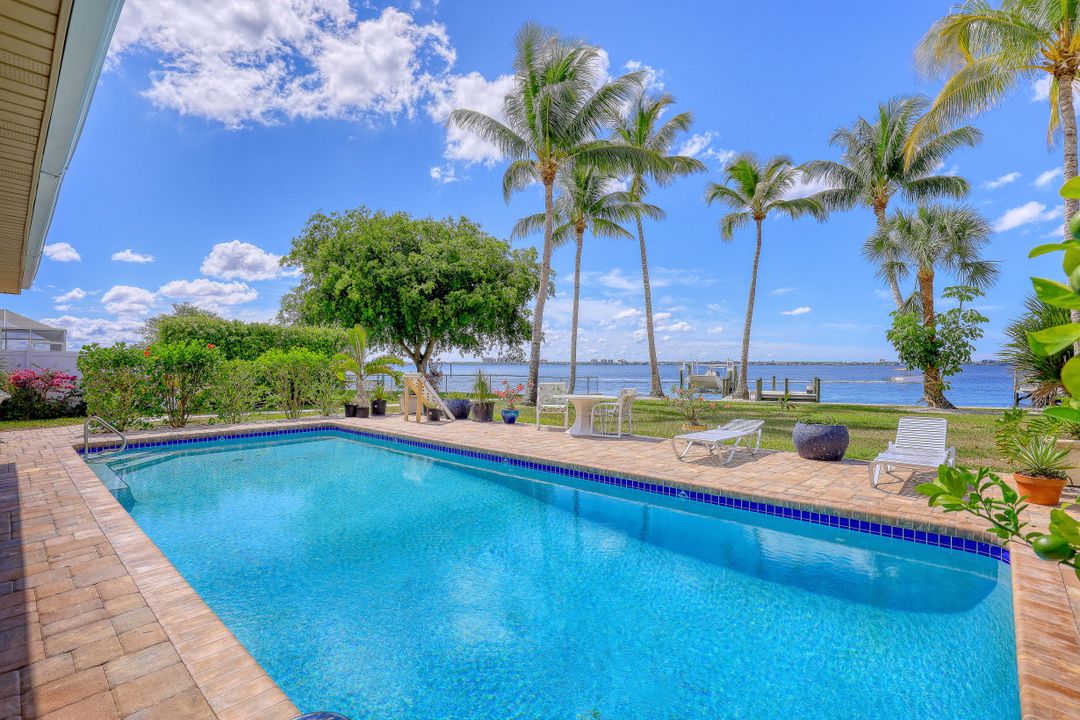 256 Bayshore Dr, Cape Coral, FL 33904