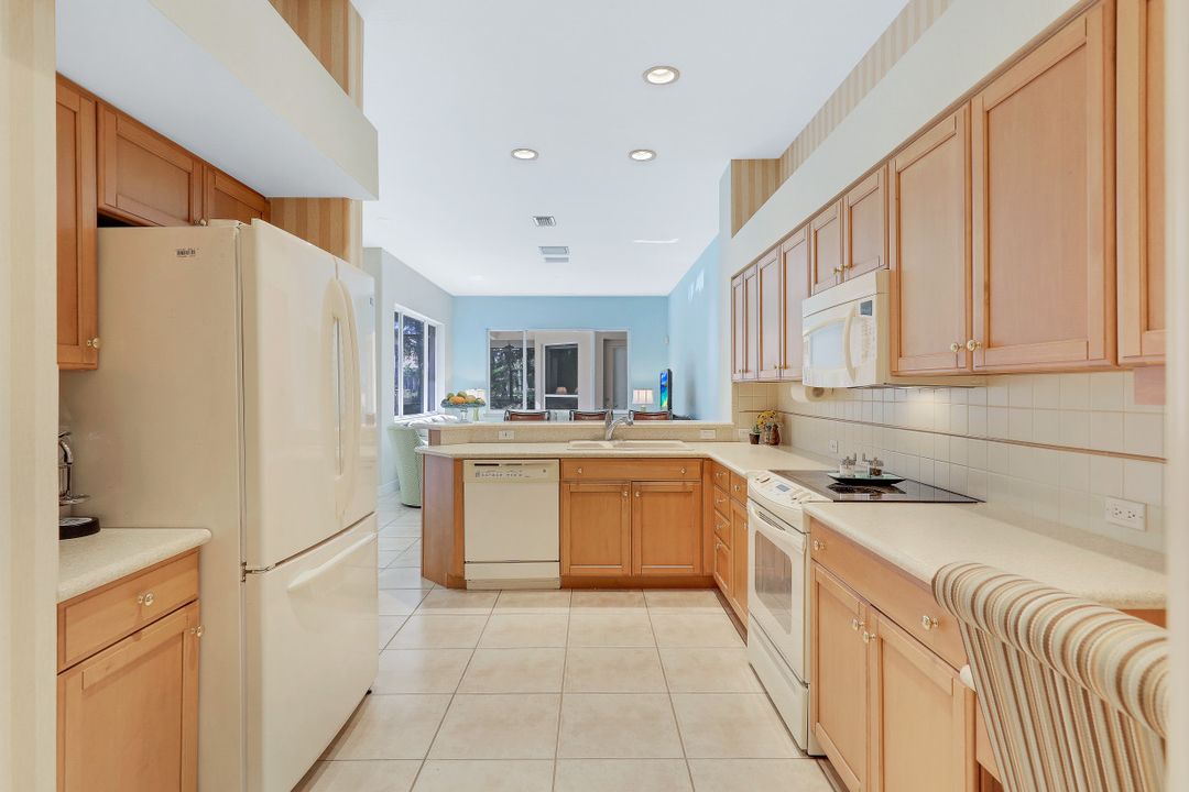 237 Charleston Ct, Naples, FL 34110