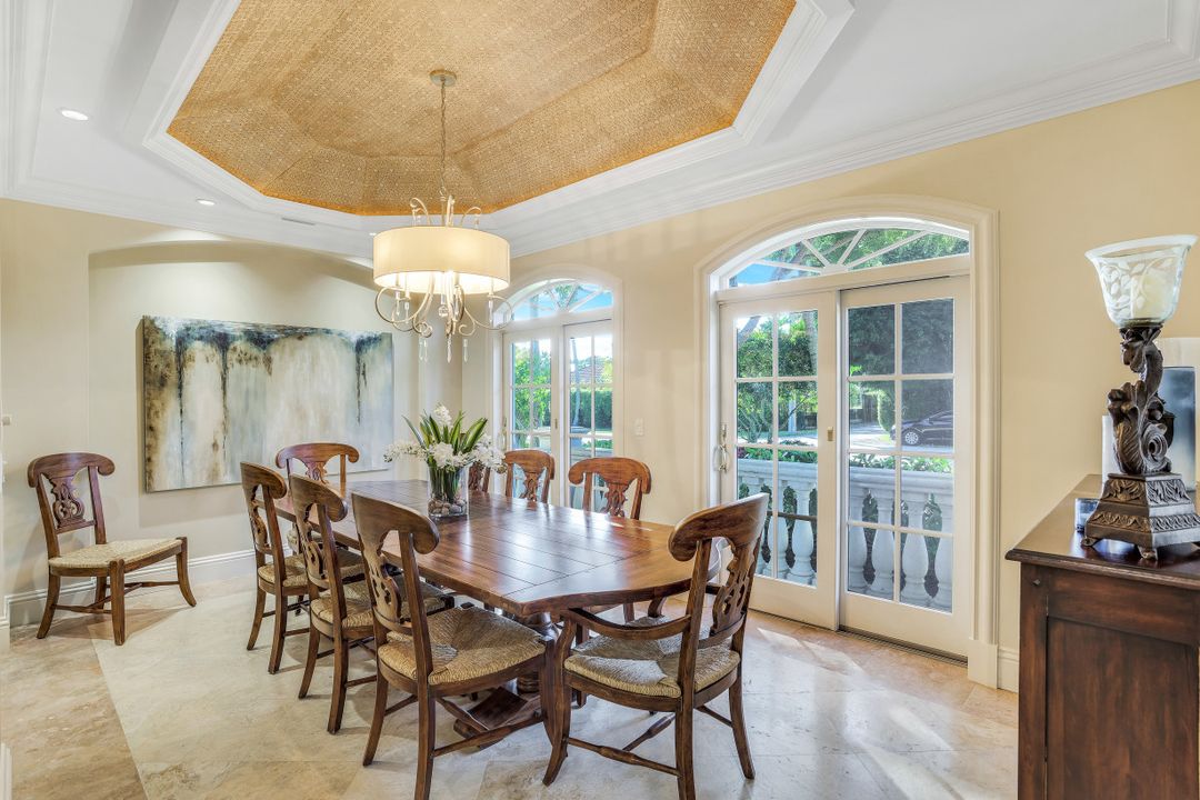 33 3rd St S, Naples, FL 34102