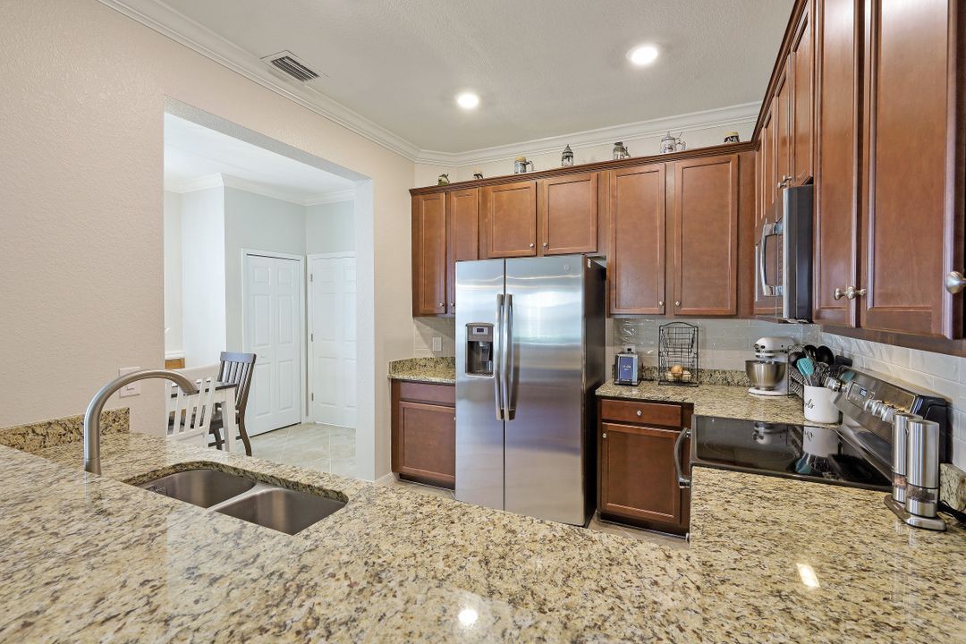 2727 Blossom Wy, Naples, FL 34120