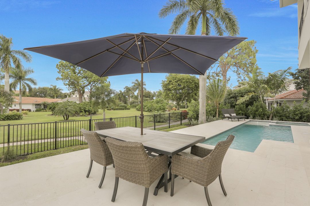 725 Parkview Ln, Naples, FL 34103