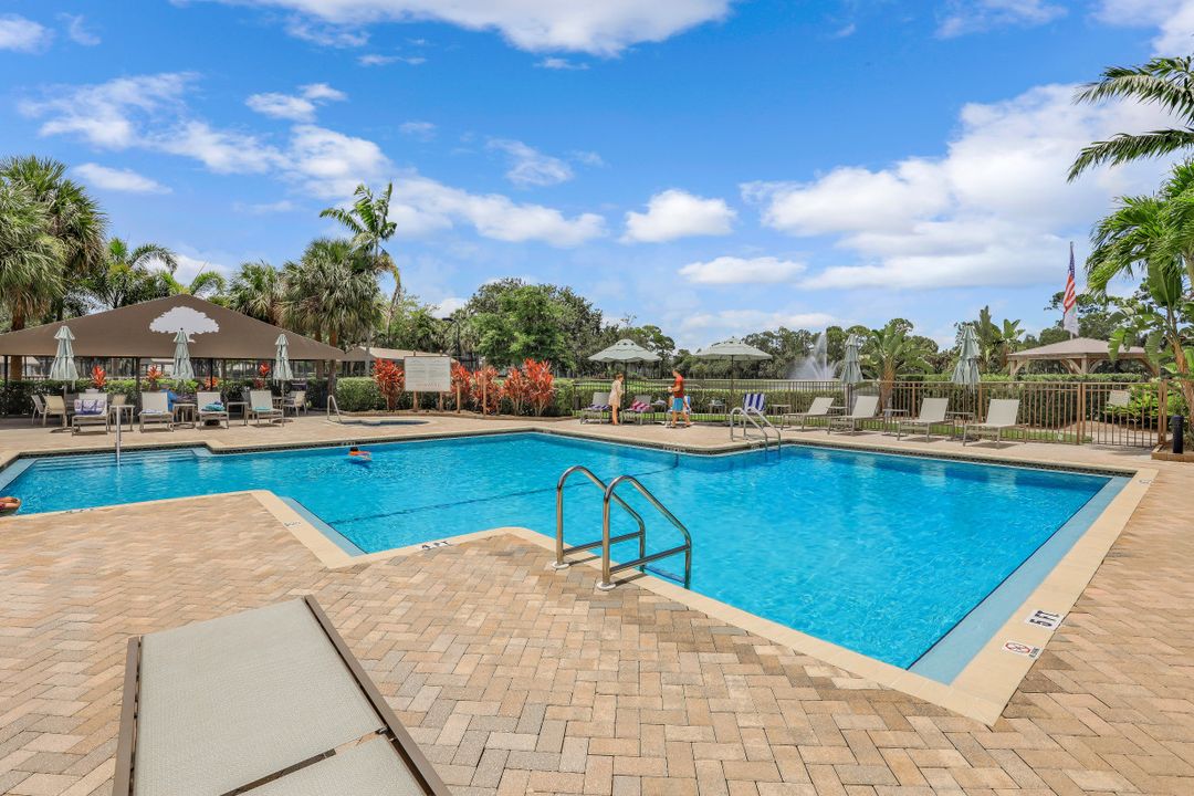 1818 Leamington Ln, Naples, FL 34109